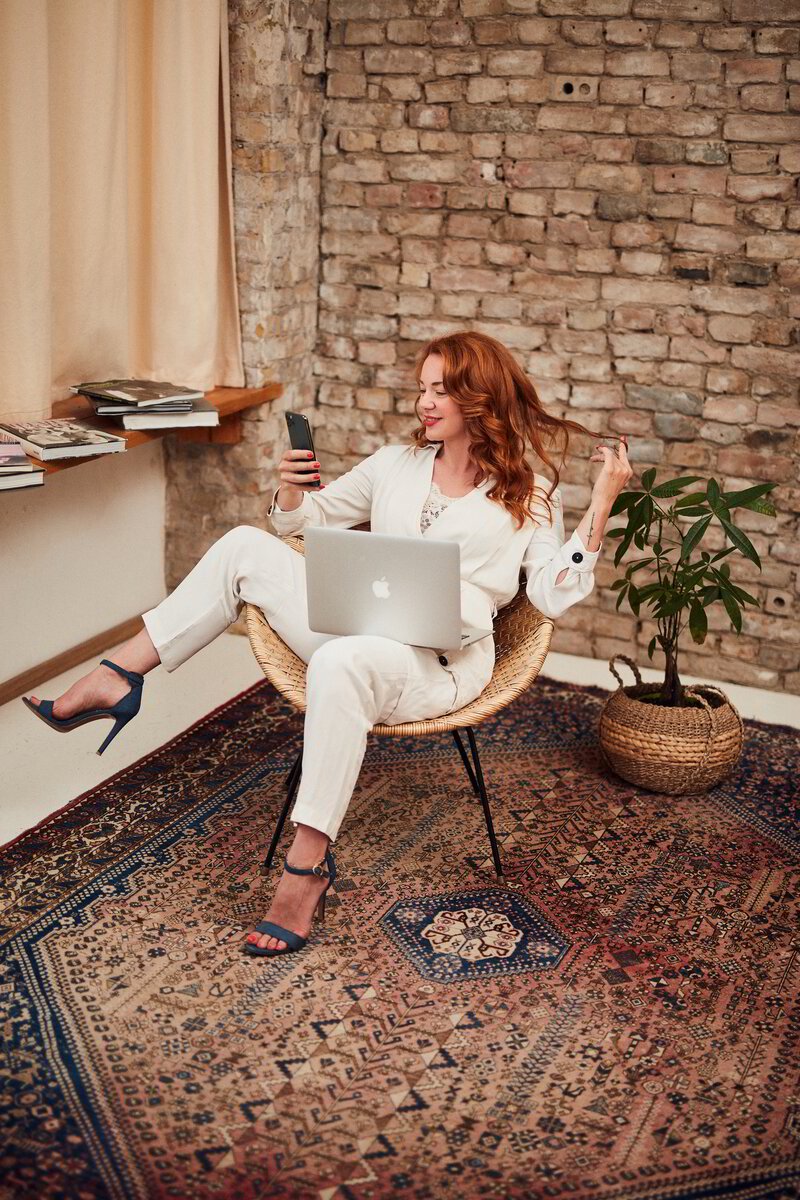 Sanja mit Laptop und Smartphone